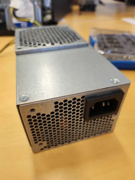 Et bilde av en strømforsyning