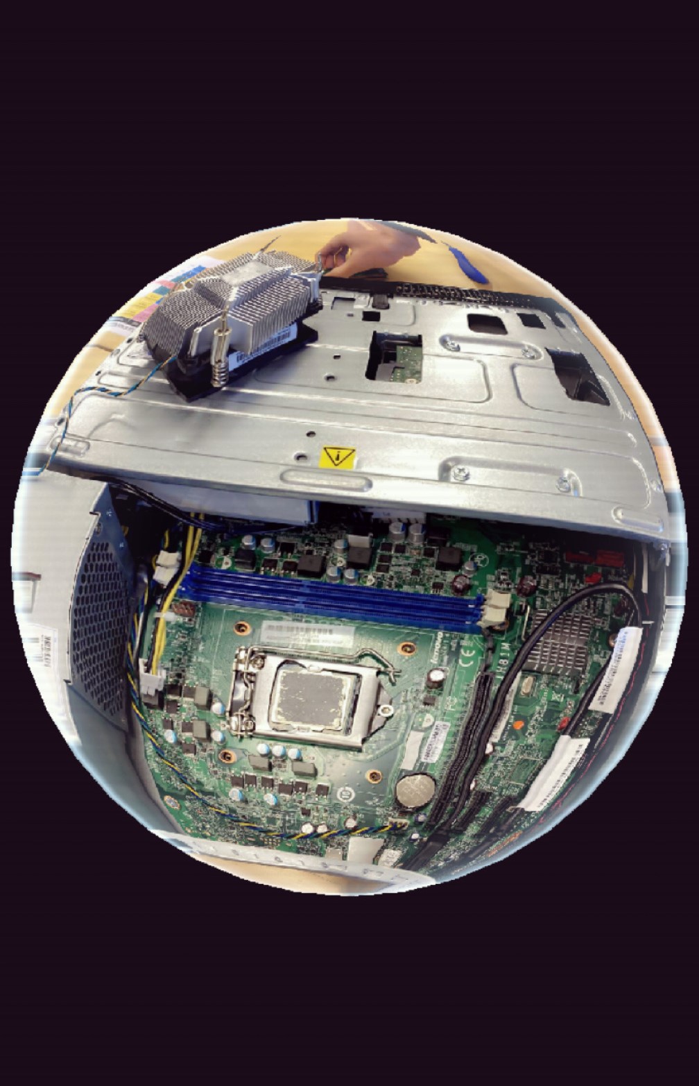 bilde tatt ovenifra av innsiden av en pc, CPUen er synlig i midten